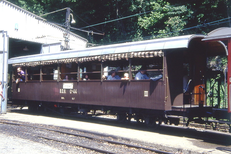 BC Museumsbahn - ex BOB C4 44 am 31.05.1993 in Chaulin - 3.Klasse Sommer-Personenwagen 4-achsig mit 2 offenen Plattformen - Ug Baujahr 1893 Kasten Bj 1926 - SIG - Gewicht 8,90t - 56 Sitzplätze - LüP 12,37m - zulässige Geschwindigkeit 60 km/h - Lebenslauf: ex BOB C4 44 - 1956 B4 44 - 31.12.1965 ausr - 1986 an BC - 1990 in Betrieb
