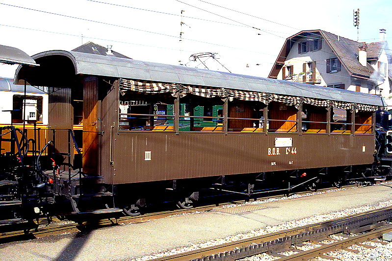 BC Museumsbahn - ex BOB C4 44 am 19.05.1997 in Blonay - 3.Klasse Sommer-Personenwagen 4-achsig mit 2 offenen Plattformen - Ug Baujahr 1893 Kasten Bj 1926 - SIG - Gewicht 8,90t - 56 Sitzplätze - LüP 12,37m - zulässige Geschwindigkeit 60 km/h - Lebenslauf: ex BOB C4 44 - 1956 B4 44 - 31.12.1965 ausr - 1986 an BC - 1990 in Betrieb
