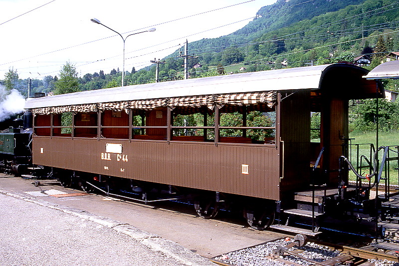 BC Museumsbahn - ex BOB C4 44 am 19.05.1997 in Blonay - 3.Klasse Sommer-Personenwagen 4-achsig mit 2 offenen Plattformen - Ug Baujahr 1893 Kasten Bj 1926 - SIG - Gewicht 8,90t - 56 Sitzplätze - LüP 12,37m - zulässige Geschwindigkeit 60 km/h - Lebenslauf: ex BOB C4 44 - 1956 B4 44 - 31.12.1965 ausr - 1986 an BC - 1990 in Betrieb
