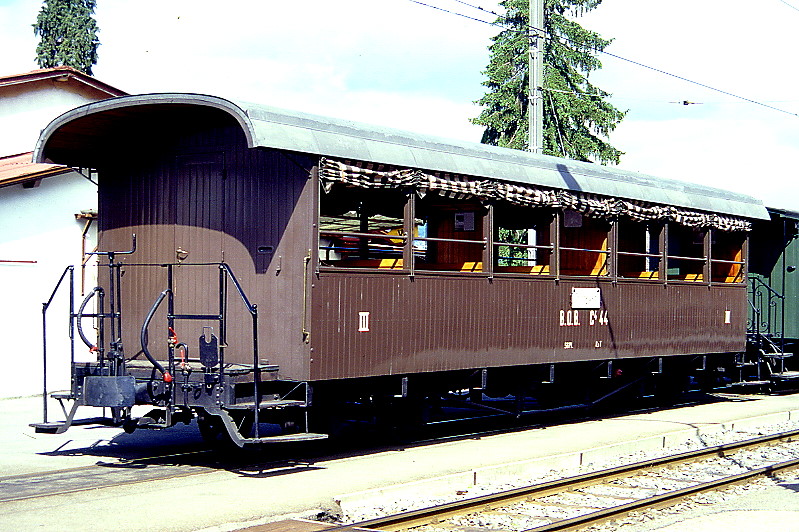 BC Museumsbahn - ex BOB C4 44 am 23.05.1999 in Blonay - 3.Klasse Sommer-Personenwagen 4-achsig mit 2 offenen Plattformen - Ug Baujahr 1893 Kasten Bj 1926 - SIG - Gewicht 8,90t - 56 Sitzpl�tze - L�P 12,37m - zul�ssige Geschwindigkeit 60 km/h - Lebenslauf: ex BOB C4 44 - 1956 B4 44 - 31.12.1965 ausr - 1986 an BC - 1990 in Betrieb
