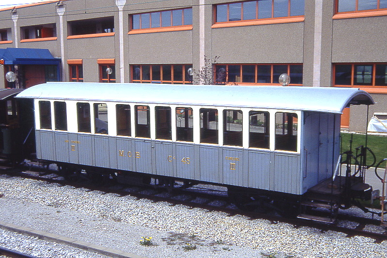 BC Museumsbahn - ex BOB C4 44 am 31.05.1993 in Chaulin - 3.Klasse Sommer-Personenwagen 4-achsig mit 2 offenen Plattformen - Ug Baujahr 1893 Kasten Bj 1926 - SIG - Gewicht 8,90t - 56 Sitzplätze - LüP 12,37m - zulässige Geschwindigkeit 60 km/h - Lebenslauf: ex BOB C4 44 - 1956 B4 44 - 31.12.1965 ausr - 1986 an BC - 1990 in Betrieb
