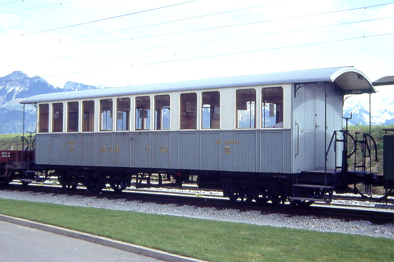 BC Museumsbahn - ex BOB C4 44 am 31.05.1993 in Chaulin - 3.Klasse Sommer-Personenwagen 4-achsig mit 2 offenen Plattformen - Ug Baujahr 1893 Kasten Bj 1926 - SIG - Gewicht 8,90t - 56 Sitzplätze - LüP 12,37m - zulässige Geschwindigkeit 60 km/h - Lebenslauf: ex BOB C4 44 - 1956 B4 44 - 31.12.1965 ausr - 1986 an BC - 1990 in Betrieb
