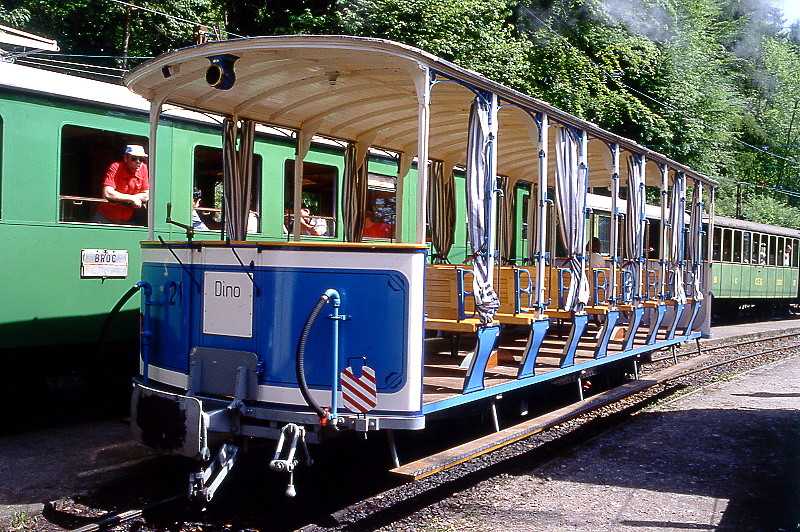 BC Museumsbahn - ex LCD C 21 am 19.05.1997 im Depot Chaulin - 3.Klasse-Personenwagen (Sommer) 2-achsig - Baujahr 1911 - SWS - Fahrzeuggewicht 5,10t - 40 Sitzplätze - LüP 9,87m - zulässige Geschwindigkeit 50 km/h - Lebenslauf: LCD C 21 - 1964 B² 21 - 1970 remisiert La Santa - 12/1990 an BC C 21 - 1995 Inbetriebnahme
