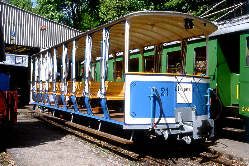 BC Museumsbahn - ex LCD C 21 am 19.05.1997 im Depot Chaulin - 3.Klasse-Personenwagen (Sommer) 2-achsig - Baujahr 1911 - SWS - Fahrzeuggewicht 5,10t - 40 Sitzplätze - LüP 9,87m - zulässige Geschwindigkeit 50 km/h - Lebenslauf: LCD C 21 - 1964 B² 21 - 1970 remisiert La Santa - 12/1990 an BC C 21 - 1995 Inbetriebnahme
