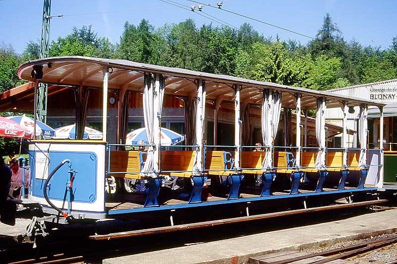 BC Museumsbahn - ex LCD C 21 am 24.05.1999 im Depot Chaulin - 3.Klasse-Personenwagen (Sommer) 2-achsig - Baujahr 1911 - SWS - Fahrzeuggewicht 5,10t - 40 Sitzplätze - LüP 9,87m - zulässige Geschwindigkeit 50 km/h - Lebenslauf: LCD C 21 - 1964 B² 21 - 1970 remisiert La Santa - 12/1990 an BC C 21 - 1995 Inbetriebnahme
