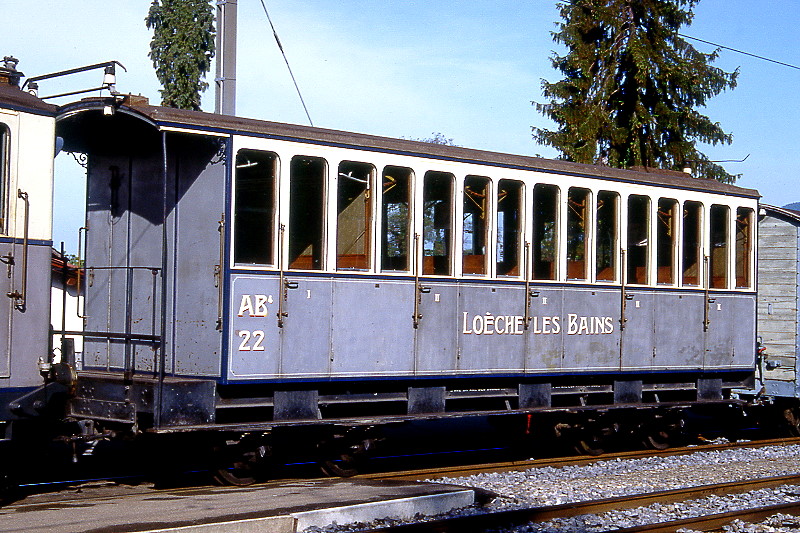 BC Museumsbahn - ex LLB BC4 22 am 19.05.1997 in Blonay - 1./2.Klasse-Personenwagen - Baujahr 1915 - SWS - Fahrzeuggewicht 9,20t - LüP 9,36m - 2./3.Klasse Sitzplätze 8/32 - zulässige Geschwindigkeit 30 km/h - Lebenslauf: LLB BC4 22 - 27.05.1967a - 1967 an BC - Hinweis: LLB = Leuk-Leukerbad-Bahn, die Fahrzeugserie bestand aus 3 Wagen mit den Nummern 20 bis 22. Angeschrieben AB4 22.
