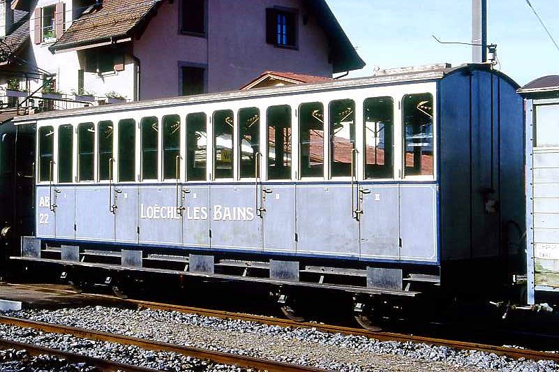 BC Museumsbahn - ex LLB BC4 22 am 19.05.1997 in Blonay - 1./2.Klasse-Personenwagen - Baujahr 1915 - SWS - Fahrzeuggewicht 9,20t - LüP 9,36m - 2./3.Klasse Sitzplätze 8/32 - zulässige Geschwindigkeit 30 km/h - Lebenslauf: LLB BC4 22 - 27.05.1967a - 1967 an BC - Hinweis: LLB = Leuk-Leukerbad-Bahn, die Fahrzeugserie bestand aus 3 Wagen mit den Nummern 20 bis 22. Angeschrieben AB4 22.
