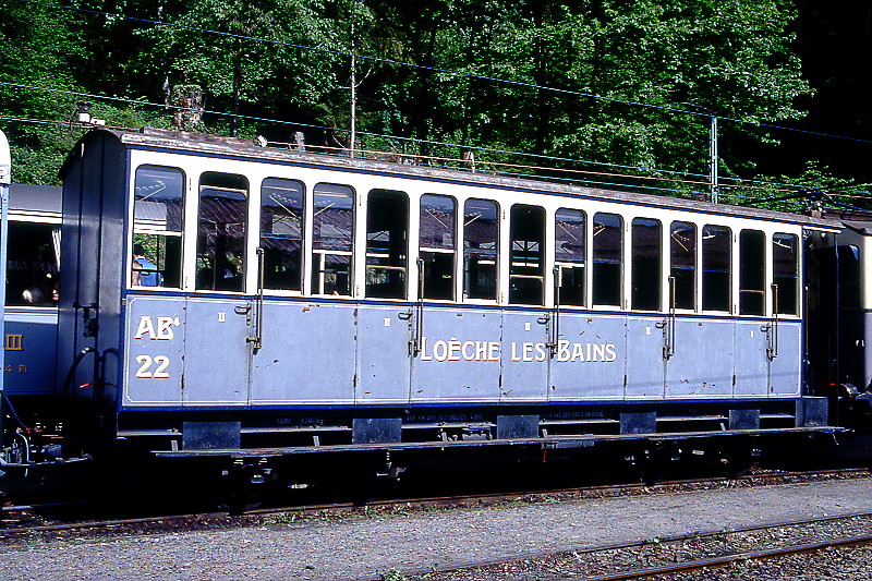 BC Museumsbahn - ex LLB BC4 22 am 23.05.1999 im Depot Chaulin - 1./2.Klasse-Personenwagen - Baujahr 1915 - SWS - Fahrzeuggewicht 9,20t - LüP 9,36m - 2./3.Klasse Sitzplätze 8/32 - zulässige Geschwindigkeit 30 km/h - Lebenslauf: LLB BC4 22 - 27.05.1967a - 1967 an BC - Hinweis: LLB = Leuk-Leukerbad-Bahn, die Fahrzeugserie bestand aus 3 Wagen mit den Nummern 20 bis 22. Angeschrieben AB4 22.
