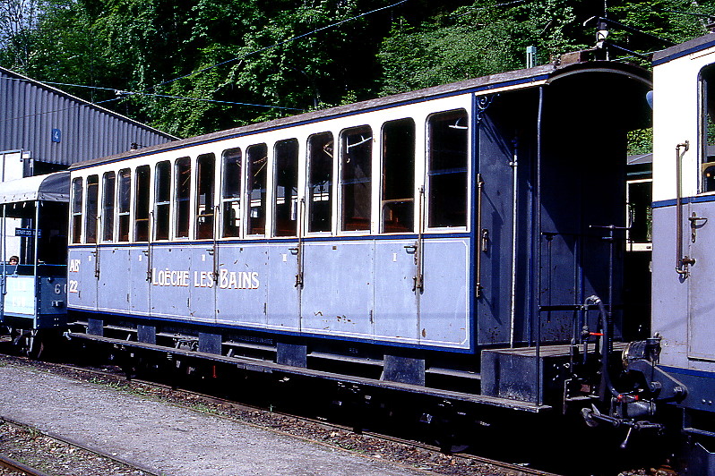 BC Museumsbahn - ex LLB BC4 22 am 23.05.1999 im Depot Chaulin - 1./2.Klasse-Personenwagen - Baujahr 1915 - SWS - Fahrzeuggewicht 9,20t - LüP 9,36m - 2./3.Klasse Sitzplätze 8/32 - zulässige Geschwindigkeit 30 km/h - Lebenslauf: LLB BC4 22 - 27.05.1967a - 1967 an BC - Hinweis: LLB = Leuk-Leukerbad-Bahn, die Fahrzeugserie bestand aus 3 Wagen mit den Nummern 20 bis 22. Angeschrieben AB4 22.
