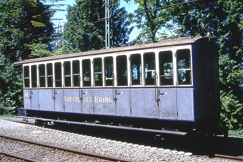 BC Museumsbahn - ex LLB BC4 22 am 24.05.1999 im Depot Chaulin - 1./2.Klasse-Personenwagen - Baujahr 1915 - SWS - Fahrzeuggewicht 9,20t - LüP 9,36m - 2./3.Klasse Sitzplätze 8/32 - zulässige Geschwindigkeit 30 km/h - Lebenslauf: LLB BC4 22 - 27.05.1967a - 1967 an BC - Hinweis: LLB = Leuk-Leukerbad-Bahn, die Fahrzeugserie bestand aus 3 Wagen mit den Nummern 20 bis 22. Angeschrieben AB4 22.
