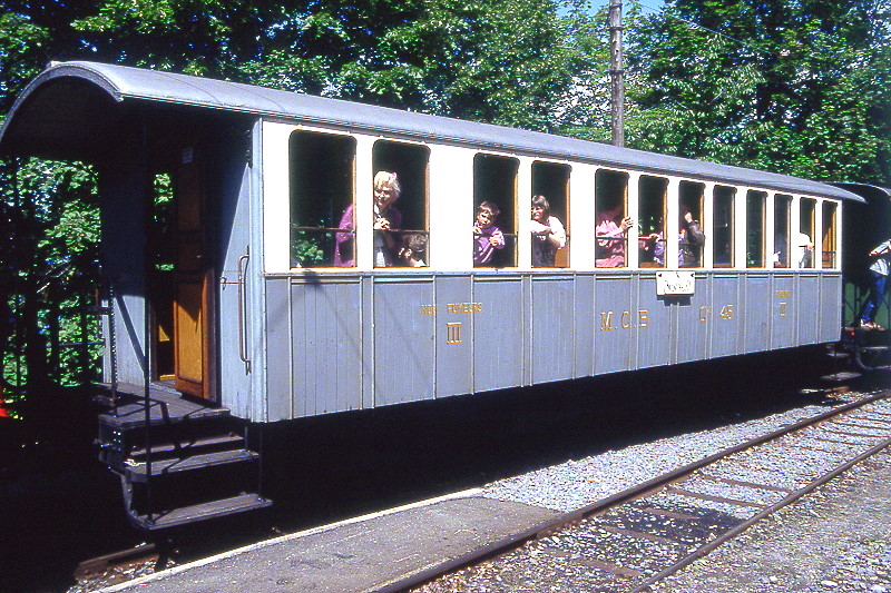 BC Museumsbahn - ex MOB C4 45 am 31.05.1993 in Chamby - 3.Klasse Personenwagen 4-achsig mit 2 offenen Plattformen - Baujahr 1902 - SIG - Gewicht 9,80t - 48 Sitzplätze - LüP 11,30m - zulässige Geschwindigkeit 55 km/h - Lebenslauf: ex MOB BC4 22 - 1912 C4 45 - 1956 B4 45 - 1964 B 45 1971 an BC C4 45
