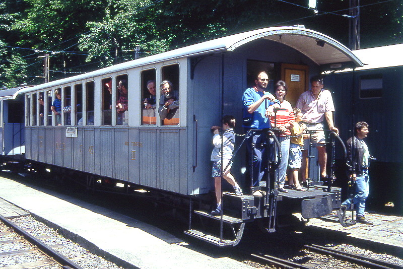 BC Museumsbahn - ex MOB C4 45 am 31.05.1993 in Chaulin - 3.Klasse Personenwagen 4-achsig mit 2 offenen Plattformen - Baujahr 1902 - SIG - Gewicht 9,80t - 48 Sitzplätze - LüP 11,30m - zulässige Geschwindigkeit 55 km/h - Lebenslauf: ex MOB BC4 22 - 1912 C4 45 - 1956 B4 45 - 1964 B 45 1971 an BC C4 45
