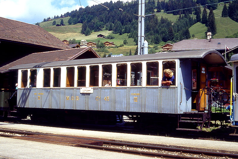 BC Museumsbahn - ex MOB C4 45 am 13.07.1996 in Rougemont - 3.Klasse Personenwagen 4-achsig mit 2 offenen Plattformen - Baujahr 1902 - SIG - Gewicht 9,80t - 48 Sitzplätze - LüP 11,30m - zulässige Geschwindigkeit 55 km/h - Lebenslauf: ex MOB BC4 22 - 1912 C4 45 - 1956 B4 45 - 1964 B 45 1971 an BC C4 45
