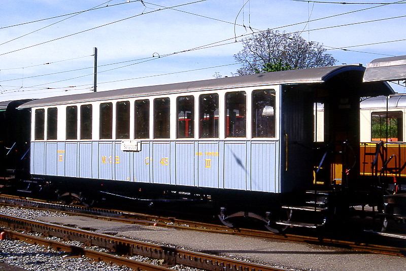 BC Museumsbahn - ex MOB C4 45 am 19.05.1997 in Blonay - 3.Klasse Personenwagen 4-achsig mit 2 offenen Plattformen - Baujahr 1902 - SIG - Gewicht 9,80t - 48 Sitzplätze - LüP 11,30m - zulässige Geschwindigkeit 55 km/h - Lebenslauf: ex MOB BC4 22 - 1912 C4 45 - 1956 B4 45 - 1964 B 45 1971 an BC C4 45

