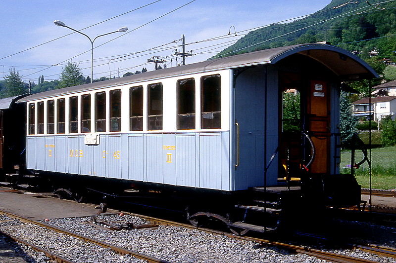 BC Museumsbahn - ex MOB C4 45 am 19.05.1997 in Blonay - 3.Klasse Personenwagen 4-achsig mit 2 offenen Plattformen - Baujahr 1902 - SIG - Gewicht 9,80t - 48 Sitzplätze - LüP 11,30m - zulässige Geschwindigkeit 55 km/h - Lebenslauf: ex MOB BC4 22 - 1912 C4 45 - 1956 B4 45 - 1964 B 45 1971 an BC C4 45
