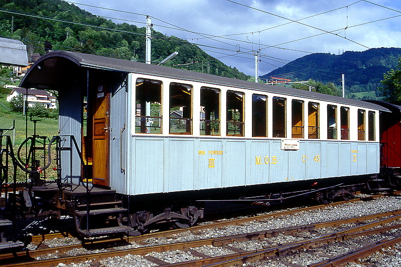 BC Museumsbahn - ex MOB C4 45 am 23.05.1999 in Blonay - 3.Klasse Personenwagen 4-achsig mit 2 offenen Plattformen - Baujahr 1902 - SIG - Gewicht 9,80t - 48 Sitzplätze - LüP 11,30m - zulässige Geschwindigkeit 55 km/h - Lebenslauf: ex MOB BC4 22 - 1912 C4 45 - 1956 B4 45 - 1964 B 45 1971 an BC C4 45

