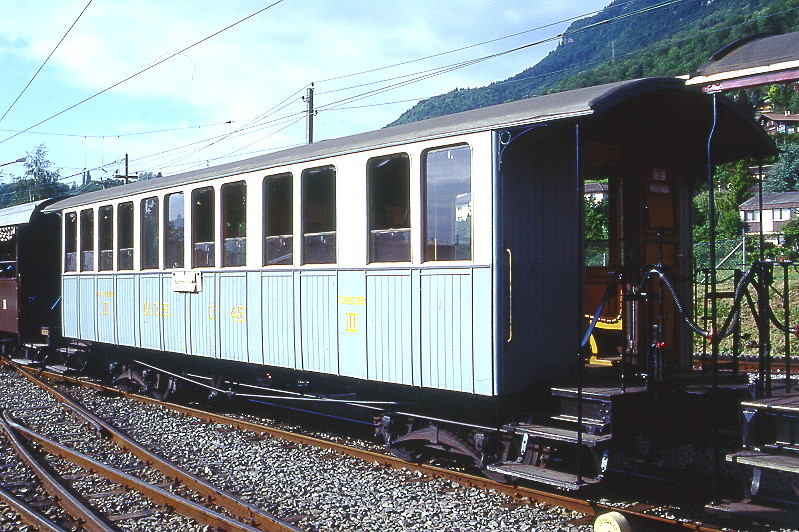 BC Museumsbahn - ex MOB C4 45 am 23.05.1999 in Blonay - 3.Klasse Personenwagen 4-achsig mit 2 offenen Plattformen - Baujahr 1902 - SIG - Gewicht 9,80t - 48 Sitzplätze - LüP 11,30m - zulässige Geschwindigkeit 55 km/h - Lebenslauf: ex MOB BC4 22 - 1912 C4 45 - 1956 B4 45 - 1964 B 45 1971 an BC C4 45
