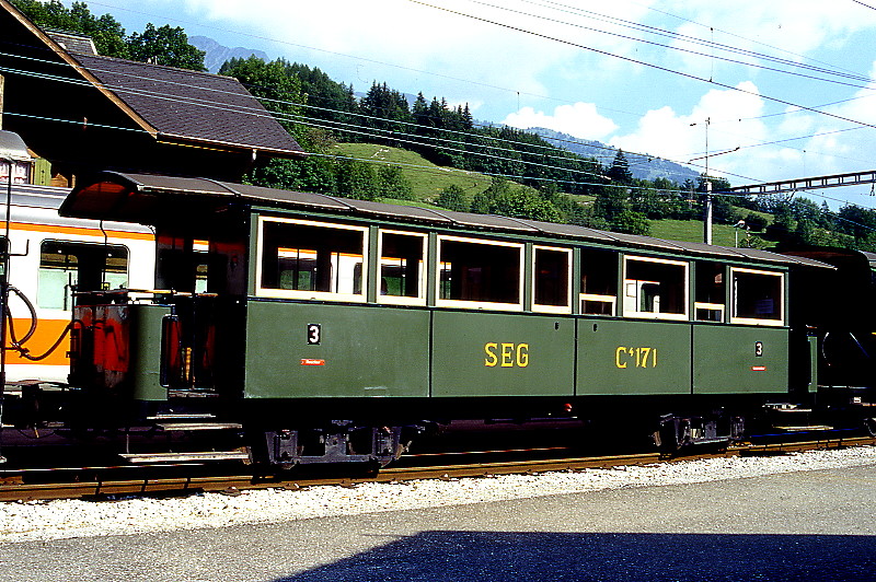 BC Museumsbahn - ex SEG C4 171 am 13.07.1993 in Montbovon - 3.Klasse Personenwagen 4-achsig mit 2 offenen Plattformen - Baujahr 1891 - Herbrand/K�ln - Gewicht 10,00t - Sitzpl�tze 46 - L�P 11,30 - Lebenslauf: ex SEG C4 171 - 1956 B 171 - 1964 B4 171 - 1967 BC C4 171
