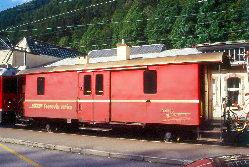 D� 4035 II - Gep�ckwagen am 05.09.1996 in Poschiavo - Baujahr 1911 - SWS - Fahrzeuggewicht 9,00t - Zuladung 10,00t - L�P 10,69m - zul�ssige Geschwindigkeit 65 km/h. - �3=04.05.1990 - RhB-Logo italienisch - Lebenslauf: ex F 4033 - 1964 D� 4033 - 04.05.1990 D� 4035II - 02/2004 Abbruch
