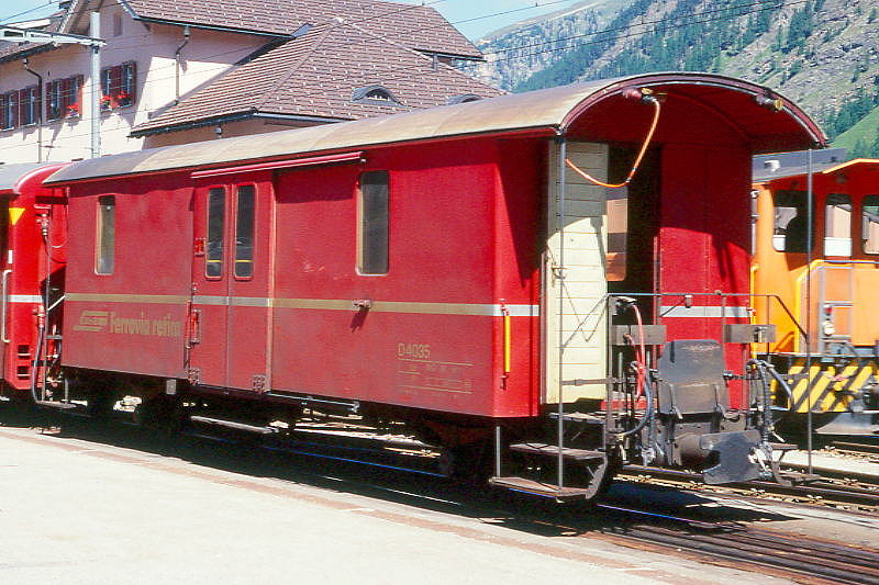 D� 4035 II - Gep�ckwagen am 28.08.1998 in Pontresina - Baujahr 1911 - SWS - Fahrzeuggewicht 9,00t - Zuladung 10,00t - L�P 10,69m - zul�ssige Geschwindigkeit 65 km/h. - �3=04.05.1990 - RhB-Logo italienisch - Lebenslauf: ex F 4033 - 1964 D� 4033 - 04.05.1990 D� 4035II - 02/2004 Abbruch
