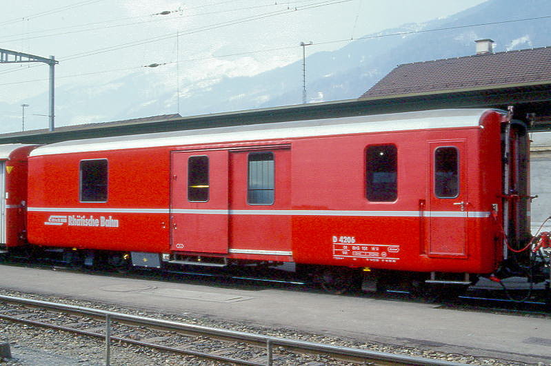 D 4206 - Gep�ckwagen am 19.03.1998 in Landquart - Baujahr 1949 - SWS - Fahrzeuggewicht 14,00t - Zuladung 8,00t - L�P 12,94m - zul�ssige Geschwindigkeit 90 km/h.-  �3=12.08.1989 �2=10.02.95 - RhB-Logo deutsch - Lebenslauf: ex F4� 4206 - 1964 D 4206. Hinweis: jetzt dicke Fahrzeugnummer
