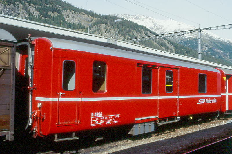 D 4206 - Gep�ckwagen am 08.10.1999 in Samedan - Baujahr 1949 - SWS - Fahrzeuggewicht 14,00t - Zuladung 8,00t - L�P 12,94m - zul�ssige Geschwindigkeit 90 km/h.-  �3=12.08.1989 �2=10.02.95 - RhB-Logo rh�toromanisch - Lebenslauf: ex F4� 4206 - 1964 D 4206. Hinweis: jetzt dicke Fahrzeugnummer
