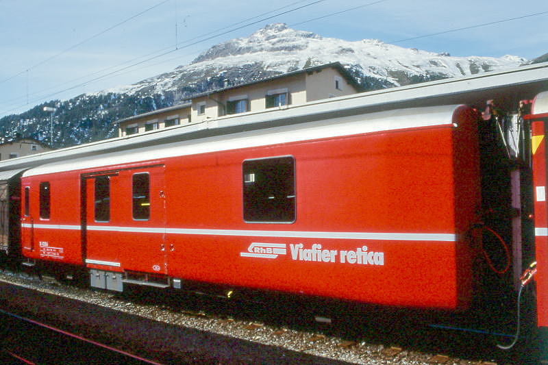 D 4206 - Gep�ckwagen am 08.10.1999 in Samedan - Baujahr 1949 - SWS - Fahrzeuggewicht 14,00t - Zuladung 8,00t - L�P 12,94m - zul�ssige Geschwindigkeit 90 km/h.-  �3=12.08.1989 �2=10.02.95 - RhB-Logo rh�toromanisch - Lebenslauf: ex F4� 4206 - 1964 D 4206. Hinweis: jetzt dicke Fahrzeugnummer
