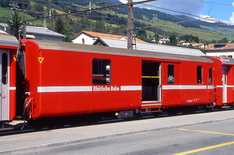 D 4206 - Gep�ckwagen am 27.08.2008 in Scuol - Baujahr 1949 - SWS - Fahrzeuggewicht 14,00t - Zuladung 8,00t - L�P 12,94m - zul�ssige Geschwindigkeit 90 km/h - unterbrochener Fenstergurt breit, Logo Graub�nden fehlt, RhB in deutsch - Lebenslauf: ex F4� 4206 - 1964 D 4206
