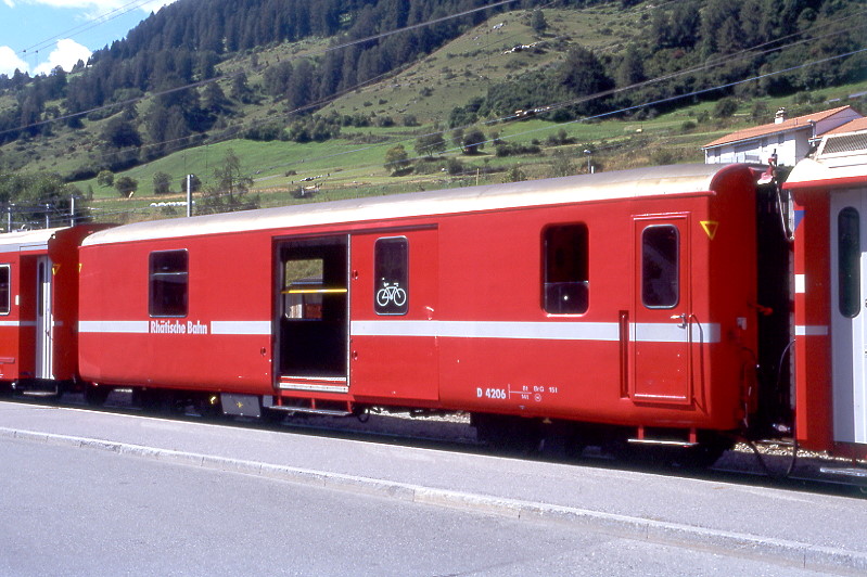 D 4206 - Gep�ckwagen am 27.08.2008 in Scuol - Baujahr 1949 - SWS - Fahrzeuggewicht 14,00t - Zuladung 8,00t - L�P 12,94m - zul�ssige Geschwindigkeit 90 km/h - unterbrochener Fenstergurt breit, Logo Graub�nden fehlt, RhB in deutsch - Lebenslauf: ex F4� 4206 - 1964 D 4206
