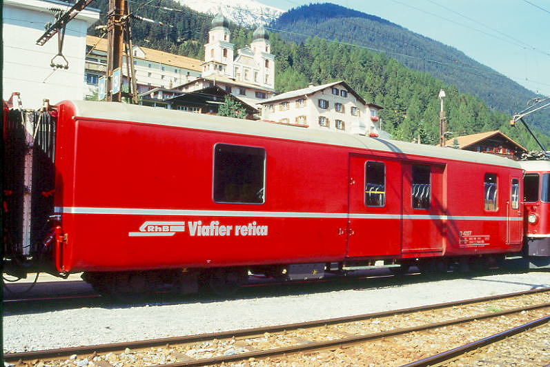 D 4207 - Gep�ckwagen am 02.09.1995 in Disentis - �bernahme 09.07.1949 - SWS - Fahrzeuggewicht 14,00t - Zuladung 8,00t - L�P 12,94m - zul�ssige Geschwindigkeit 90 km/h.-  �3=15.12.1988 �2=18.03.94 - RhB-Logo rh�toromanisch - Lebenslauf: ex F4� 4207 - 1964 D 4207. Hinweis: d�nne Fahrzeugnummer
