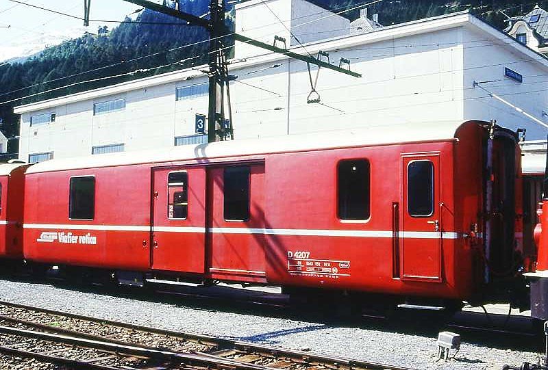 D 4207 - Gep�ckwagen am 02.09.1995 in Disentis - �bernahme 09.07.1949 - SWS - Fahrzeuggewicht 14,00t - Zuladung 8,00t - L�P 12,94m - zul�ssige Geschwindigkeit 90 km/h.-  �3=15.12.1988 �2=18.03.94 - RhB-Logo rh�toromanisch - Lebenslauf: ex F4� 4207 - 1964 D 4207. Hinweis: d�nne Fahrzeugnummer
