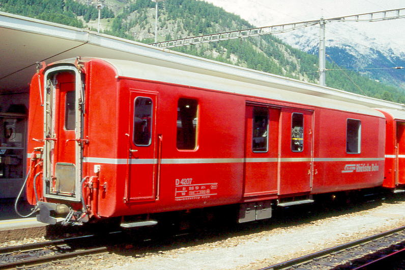 D 4207 - Gep�ckwagen am 28.08.1996 in Samedan - �bernahme 09.07.1949 - SWS - Fahrzeuggewicht 14,00t - Zuladung 8,00t - L�P 12,94m - zul�ssige Geschwindigkeit 90 km/h.-  �3=15.12.1988 �2=18.03.94 - RhB-Logo deutsch - Lebenslauf: ex F4� 4207 - 1964 D 4207. Hinweis: d�nne Fahrzeugnummer
