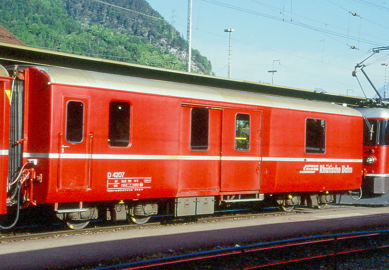 D 4207 - Gep�ckwagen am 10.05.1998 in Landquart - �bernahme 09.07.1949 - SWS - Fahrzeuggewicht 14,00t - Zuladung 8,00t - L�P 12,94m - zul�ssige Geschwindigkeit 90 km/h.-  �3=15.12.1988 �2=18.03.94 - RhB-Logo deutsch - Lebenslauf: ex F4� 4207 - 1964 D 4207. Hinweis: jetzt dicke Fahrzeugnummer
