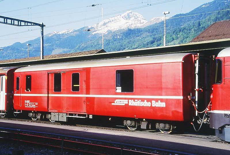 D 4207 - Gep�ckwagen am 10.05.1998 in Landquart - �bernahme 09.07.1949 - SWS - Fahrzeuggewicht 14,00t - Zuladung 8,00t - L�P 12,94m - zul�ssige Geschwindigkeit 90 km/h.-  �3=15.12.1988 �2=18.03.94 - RhB-Logo deutsch - Lebenslauf: ex F4� 4207 - 1964 D 4207. Hinweis: jetzt dicke Fahrzeugnummer
