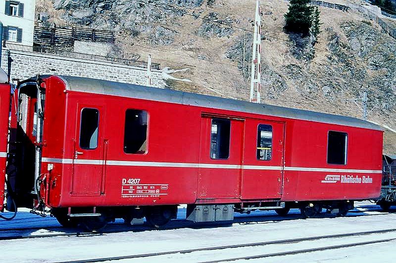 D 4207 - Gep�ckwagen am 26.02.2000 in St.Moritz - �bernahme 09.07.1949 - SWS - Fahrzeuggewicht 14,00t - Zuladung 8,00t - L�P 12,94m - zul�ssige Geschwindigkeit 90 km/h.-  �3=15.12.1988 �2=18.03.94 - RhB-Logo deutsch - Lebenslauf: ex F4� 4207 - 1964 D 4207. Hinweis: jetzt dicke Fahrzeugnummer
