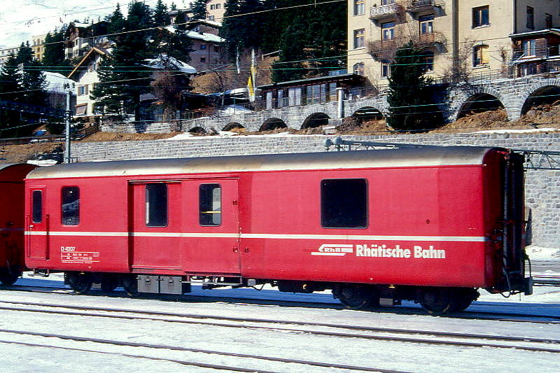 D 4207 - Gep�ckwagen am 26.02.2000 in St.Moritz - �bernahme 09.07.1949 - SWS - Fahrzeuggewicht 14,00t - Zuladung 8,00t - L�P 12,94m - zul�ssige Geschwindigkeit 90 km/h.-  �3=15.12.1988 �2=18.03.94 - RhB-Logo deutsch - Lebenslauf: ex F4� 4207 - 1964 D 4207. Hinweis: jetzt dicke Fahrzeugnummer
