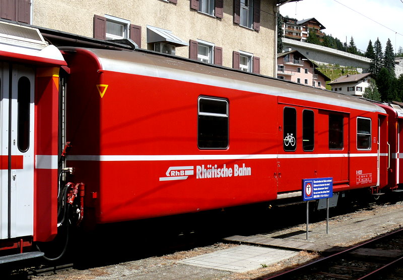 D 4223 - Gep�ckwagen am 27.07.2010 in St.Moritzl - �bernahme 26.03.1980 - SWS/SWP - Fahrzeuggewicht 14,00t - Zuladung 8,00t - L�P 13,74m - zul�ssige Geschwindigkeit 90 km/h.- �2=04.02.1998 �1=15.09.2006 - RhB-Logo deutsch. Hinweis: dicke Fahrzeugnummer, Fenstergurt durchgehend, Kennzeichnung an den Ecken gelb offene Dreiecke, die Gep�ckwagenserie besteht aus 8 Fahrzeugen mit den Nummern 4219 bis 4226
