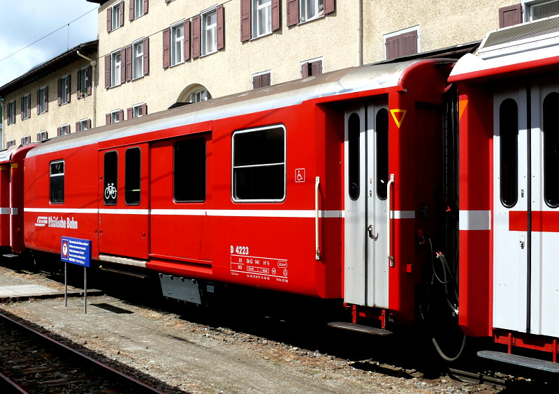 D 4223 - Gep�ckwagen am 27.07.2010 in St.Moritzl - �bernahme 26.03.1980 - SWS/SWP - Fahrzeuggewicht 14,00t - Zuladung 8,00t - L�P 13,74m - zul�ssige Geschwindigkeit 90 km/h.- �2=04.02.1998 �1=15.09.2006 - RhB-Logo deutsch. Hinweis: dicke Fahrzeugnummer, Fenstergurt durchgehend, Kennzeichnung an den Ecken gelb offene Dreiecke, die Gep�ckwagenserie besteht aus 8 Fahrzeugen mit den Nummern 4219 bis 4226

