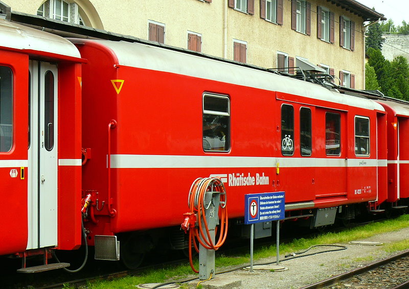 DS 4221 - Gep�ckwagen am 19.07.2013 in St.Moritz - �bernahme 14.03.1980 - SWS/SWP - Fahrzeuggewicht 18,00t - Zuladung 4,00t - L�P 13,74m - zul�ssige Geschwindigkeit 90 km/h.- RhB-Logo Graub�nden in Deutsch - Kennzeichnung and den Ecken gelbe offene Dreiecke - ex D 4221 - 22.10.2010 DS 4221 -die Gep�ckwagenserie besteht aus 8 Fahrzeugen mit den Nummern 4219 bis 4226
