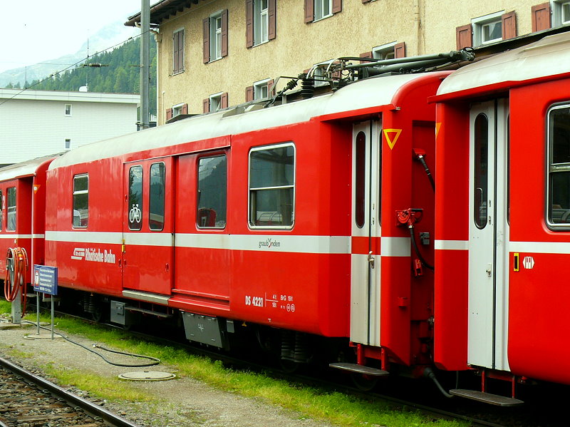 DS 4221 - Gep�ckwagen am 19.07.2013 in St.Moritz - �bernahme 14.03.1980 - SWS/SWP - Fahrzeuggewicht 18,00t - Zuladung 4,00t - L�P 13,74m - zul�ssige Geschwindigkeit 90 km/h.- RhB-Logo Graub�nden in Deutsch - Kennzeichnung and den Ecken gelbe offene Dreiecke - ex D 4221 - 22.10.2010 DS 4221 -die Gep�ckwagenserie besteht aus 8 Fahrzeugen mit den Nummern 4219 bis 4226
