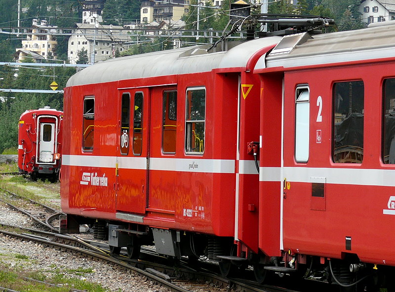 DS 4222 - Gep�ckwagen am 20.07.2014 in St.Moritz - �bernahme 14.03.1980 - SWS/SWP - Fahrzeuggewicht 17,00t - Zuladung 5,00t - L�P 13,74m - zul�ssige Geschwindigkeit 90 km/h.- �2=11.04.1991 �1=01.09.2006 - Logo Graub�nden in rh�toromanisch. Hinweis: dicke Fahrzeugnummer, Fenstergurt durchgehend, mit Kennzeichnung gelbe offene Dreiecke an den Ecken, mit Velo-Symbol an der T�r, die Gep�ckwagenserie besteht aus 8 Fahrzeugen mit den Nummern 4219 bis 4226
