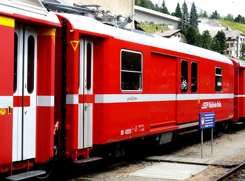 DS 4225 - Gep�ckwagen am 26.07.2010 in St.Moritz - �bernahme 17.04.1980 - SWS/SWP - Fahrzeuggewicht 18,00t - Zuladung 4,00t - L�P 13,74m - zul�ssige Geschwindigkeit 90 km/h.- Logo Graub�nden in deutsch. Mutation: ex: D 4225 - 01.07.2010 DS 4225 - Hinweis: die Gep�ckwagenserie besteht aus 8 Fahrzeugen mit den Nummern 4219 bis 4226
