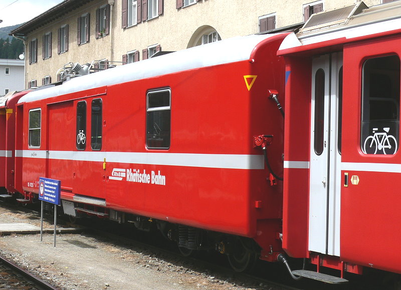 DS 4225 - Gep�ckwagen am 26.07.2010 in St.Moritz - �bernahme 17.04.1980 - SWS/SWP - Fahrzeuggewicht 18,00t - Zuladung 4,00t - L�P 13,74m - zul�ssige Geschwindigkeit 90 km/h.- Logo Graub�nden in deutsch. Mutation: ex: D 4225 - 01.07.2010 DS 4225 - Hinweis: die Gep�ckwagenserie besteht aus 8 Fahrzeugen mit den Nummern 4219 bis 4226
