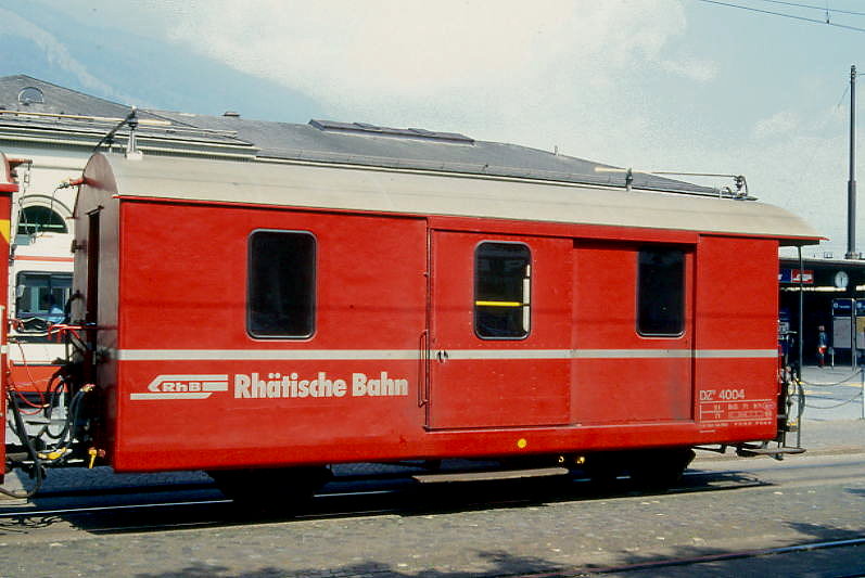 DZ� 4004 II GEP�CK- und POSTWAGEN am 11.05.1994 in Chur - Baujahr 1908 - RASTATT/PAG - Fahrzeuggewicht 7,00t - Zuladung 5,00t - L�P 8,72m - V = 60km/h. - �3=15.04.1981 - �2=15.04.1994 - RhB-Logo deutsch - Mutation: ex F 524 - 1911 F 4024 - 1961 F 4004II (neuer Stahlkasten)- 1964 D� 4004II - 1969 DZ� 4004 - 12/03a - 01.07.2012 WN 9804
