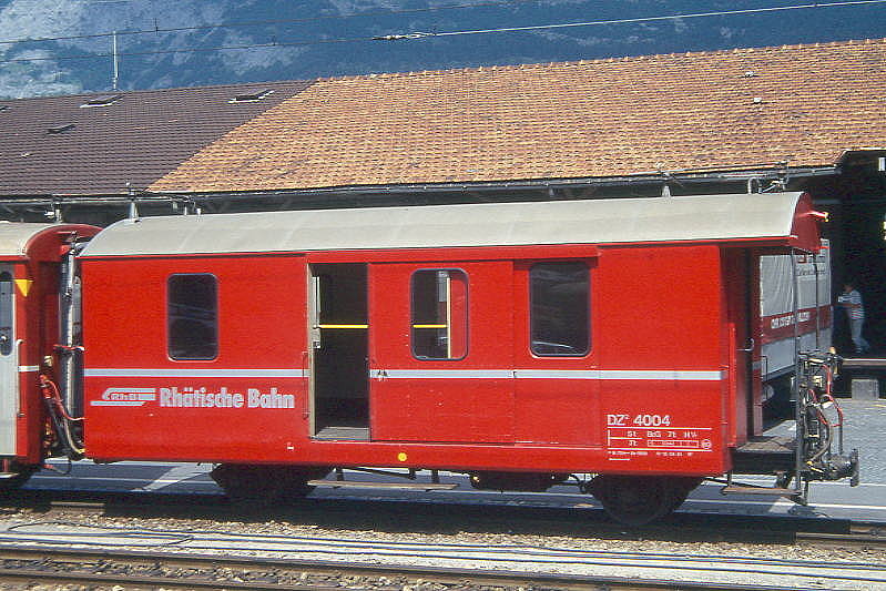 DZ� 4004II GEP�CK- und POSTWAGEN am 11.06.1993 in Chur - Baujahr 1908 - RASTATT/PAG - Fahrzeuggewicht 7,00t - Zuladung 5,00t - L�P 8,72m - V = 60km/h. - �3=15.04.1981 - RhB-Logo deutsch - Mutation: ex F 524 - 1911 F 4024 - 1961 F 4004II (neuer Stahlkasten)- 1964 D� 4004II - 1969 DZ� 4004 - 12/03a - 01.07.2012 WN 9804
