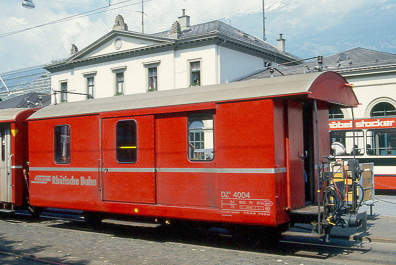 DZ� 4004II GEP�CK- und POSTWAGEN am 11.05.1994 in Chur - Baujahr 1908 - RASTATT/PAG - Fahrzeuggewicht 7,00t - Zuladung 5,00t - L�P 8,72m - V = 60km/h. - �3=15.04.1981 - �2=15.04.1994 - RhB-Logo deutsch - Mutation: ex F 524 - 1911 F 4024 - 1961 F 4004II (neuer Stahlkasten)- 1964 D� 4004II - 1969 DZ� 4004 - 12/03a - 01.07.2012 WN 9804

