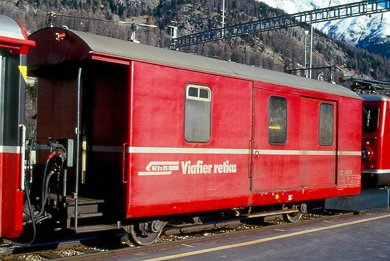 DZ� 4004II GEP�CK- und POSTWAGEN am 10.03.1998 in Samedan - Baujahr 1908 - RASTATT/PAG - Fahrzeuggewicht 7,00t - Zuladung 5,00t - L�P 8,72m - V = 60km/h. - �3=15.04.1981 - �2=15.04.1994 - RhB-Logo rh�toromanisch - Mutation: ex F 524 - 1911 F 4024 - 1961 F 4004II (neuer Stahlkasten)- 1964 D� 4004II - 1969 DZ� 4004 - 12/03a - 01.07.2012 WN 9804.
