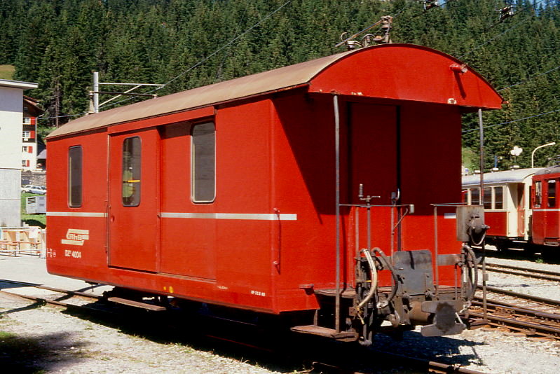 DZ� 4004II GEP�CK- und POSTWAGEN am 19.08.1989 in Arosa - Baujahr 1908 - RASTATT/PAG - Fahrzeuggewicht 7,00t - Zuladung 5,00t - L�P 8,72m - V = 60km/h. - �2=22.09.1988 - RhB-Logo - Mutation: ex F 524 - 1911 F 4024 - 1961 F 4004II (neuer Stahlkasten)- 1964 D� 4004II - 1969 DZ� 4004 - 12/03a - 01.07.2012 WN 9804 - Hinweis: hier noch alte rote Lackierung
