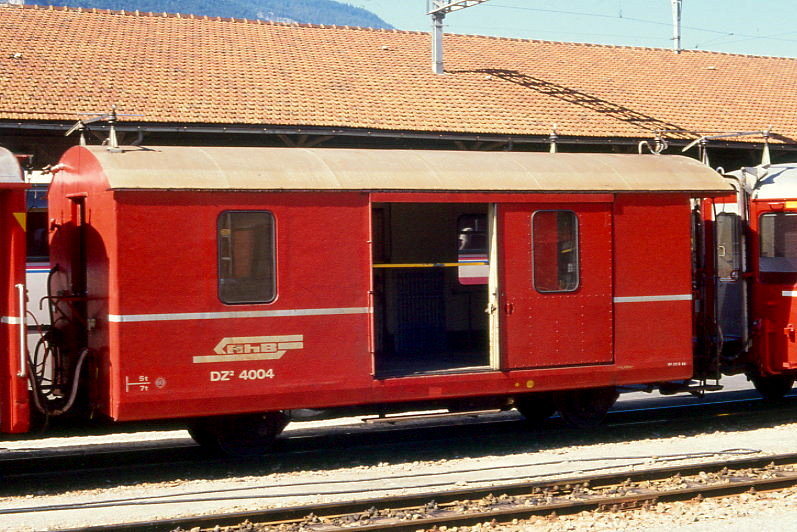 DZ� 4004II GEP�CK- und POSTWAGEN am 09.09.1990 in Chur - Baujahr 1908 - RASTATT/PAG - Fahrzeuggewicht 7,00t - Zuladung 5,00t - L�P 8,72m - V = 60km/h. - �2=22.09.1988 - RhB-Logo - Mutation: ex F 524 - 1911 F 4024 - 1961 F 4004II (neuer Stahlkasten)- 1964 D� 4004II - 1969 DZ� 4004 - 12/03a - 01.07.2012 WN 9804 - Hinweis: hier noch alte rote Lackierung
