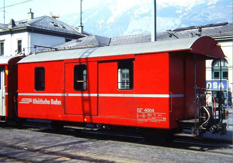 DZ� 4004II GEP�CK- und POSTWAGEN am 11.04.1992 in Chur - Baujahr 1908 - RASTATT/PAG - Fahrzeuggewicht 7,00t - Zuladung 5,00t - L�P 8,72m - V = 60km/h. - �3=15.04.1981 - RhB-Logo deutsch - Mutation: ex F 524 - 1911 F 4024 - 1961 F 4004II (neuer Stahlkasten)- 1964 D� 4004II - 1969 DZ� 4004 - 12/03a - 01.07.2012 WN 9804
